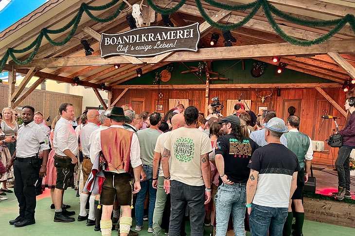 Volles Zelt am 1. Wiesntag - und dazu voller Biergarten außen (©Foto: Klaus Ikenmeyer) 